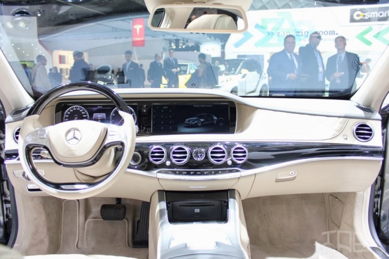 Mercedes-Maybach S600 dashboard