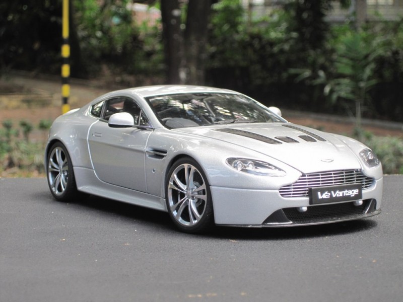 Photo Aston Martin Vantage V12