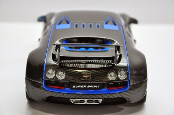 Rear view of Bugatti Veyron Super Sport 