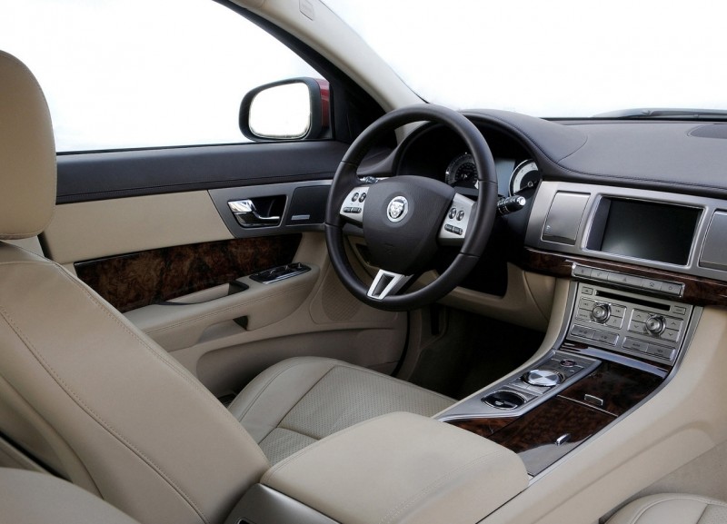 Jaguar XF interior photo