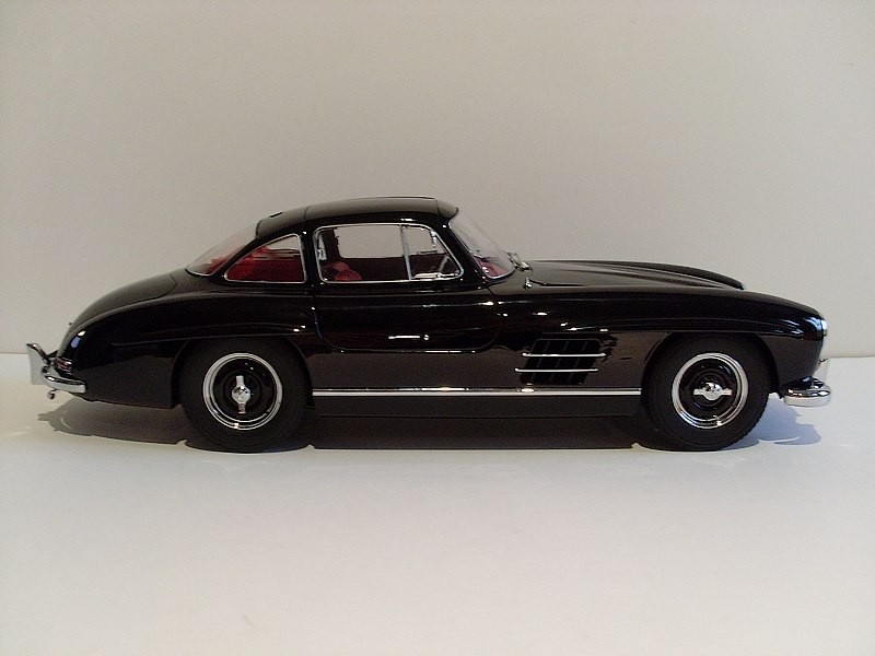 Side view of Mercedes-Benz 300SL 