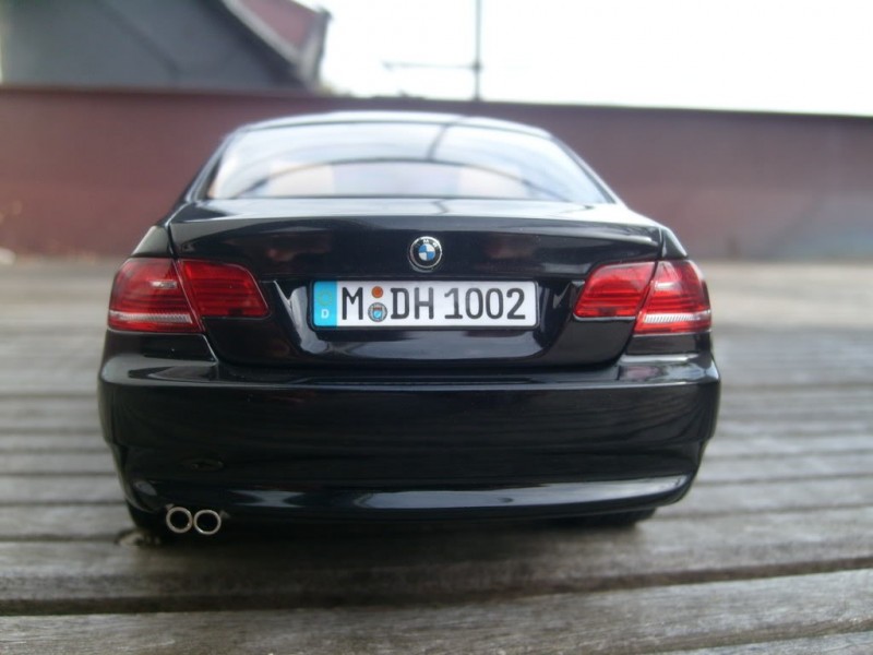 BMW 330 Ci rear view