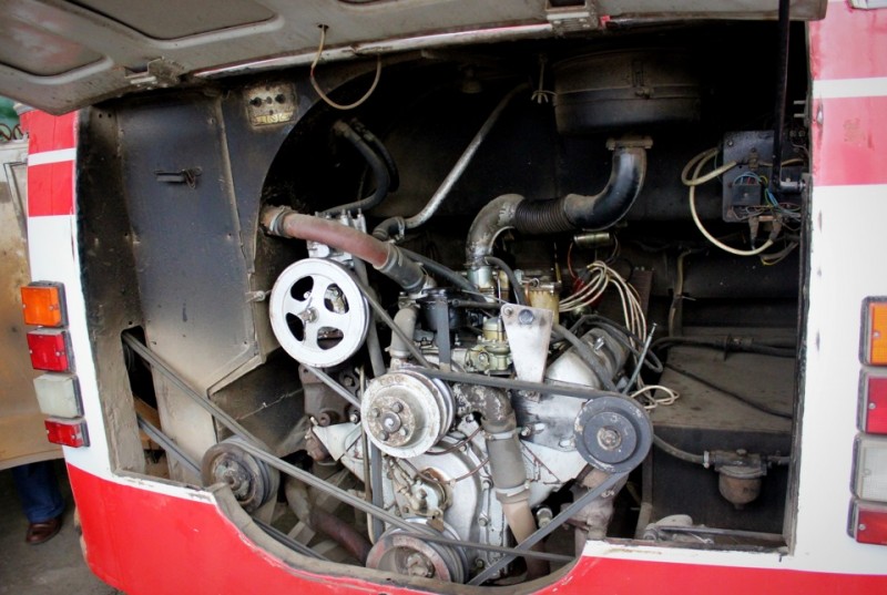 LAZ-695N engine