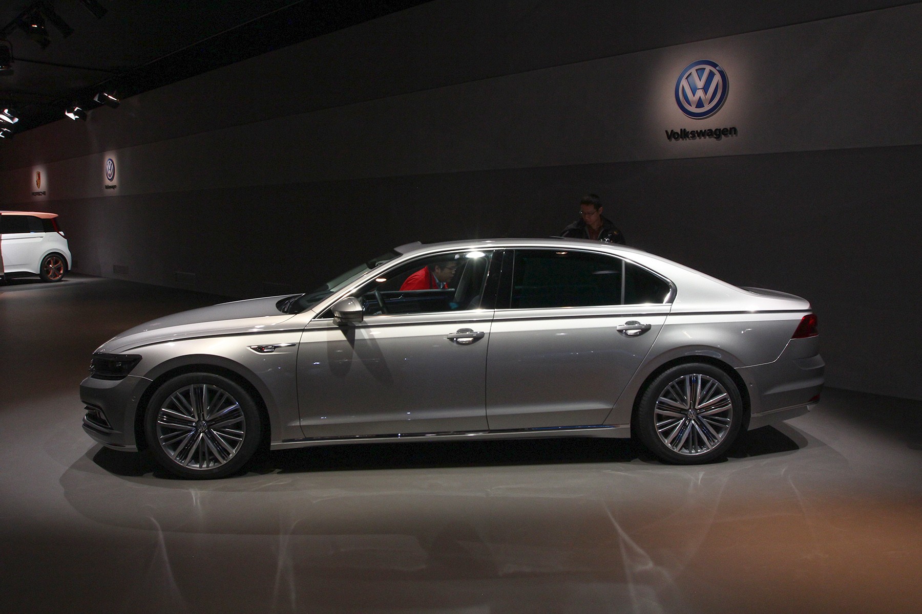 Volkswagen Phideon side view