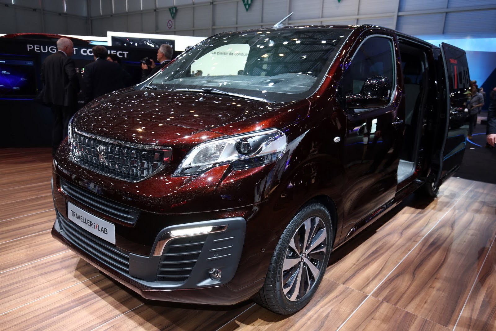 Peugeot Traveller i-Lab photo