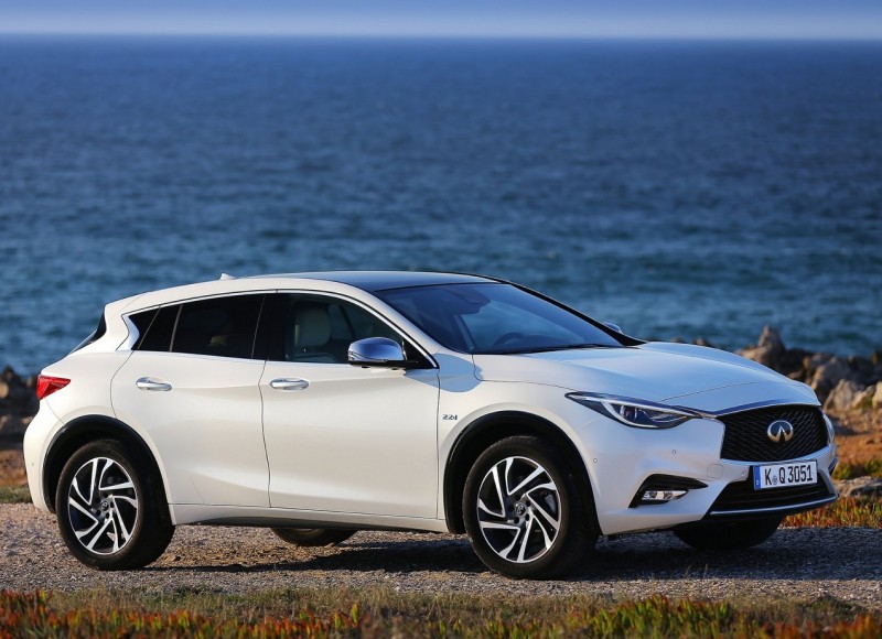 Infiniti Q30 photo