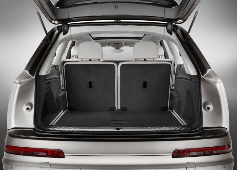 Audi Q7 trunk