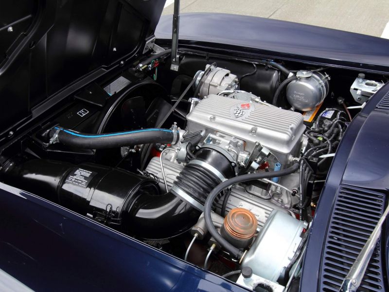 Chevrolet Corvette C2 StingRay engine