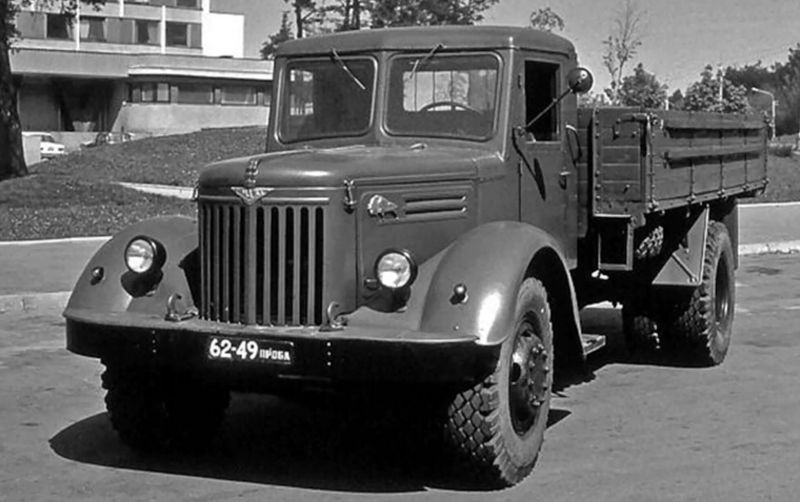 MAZ-200 front view