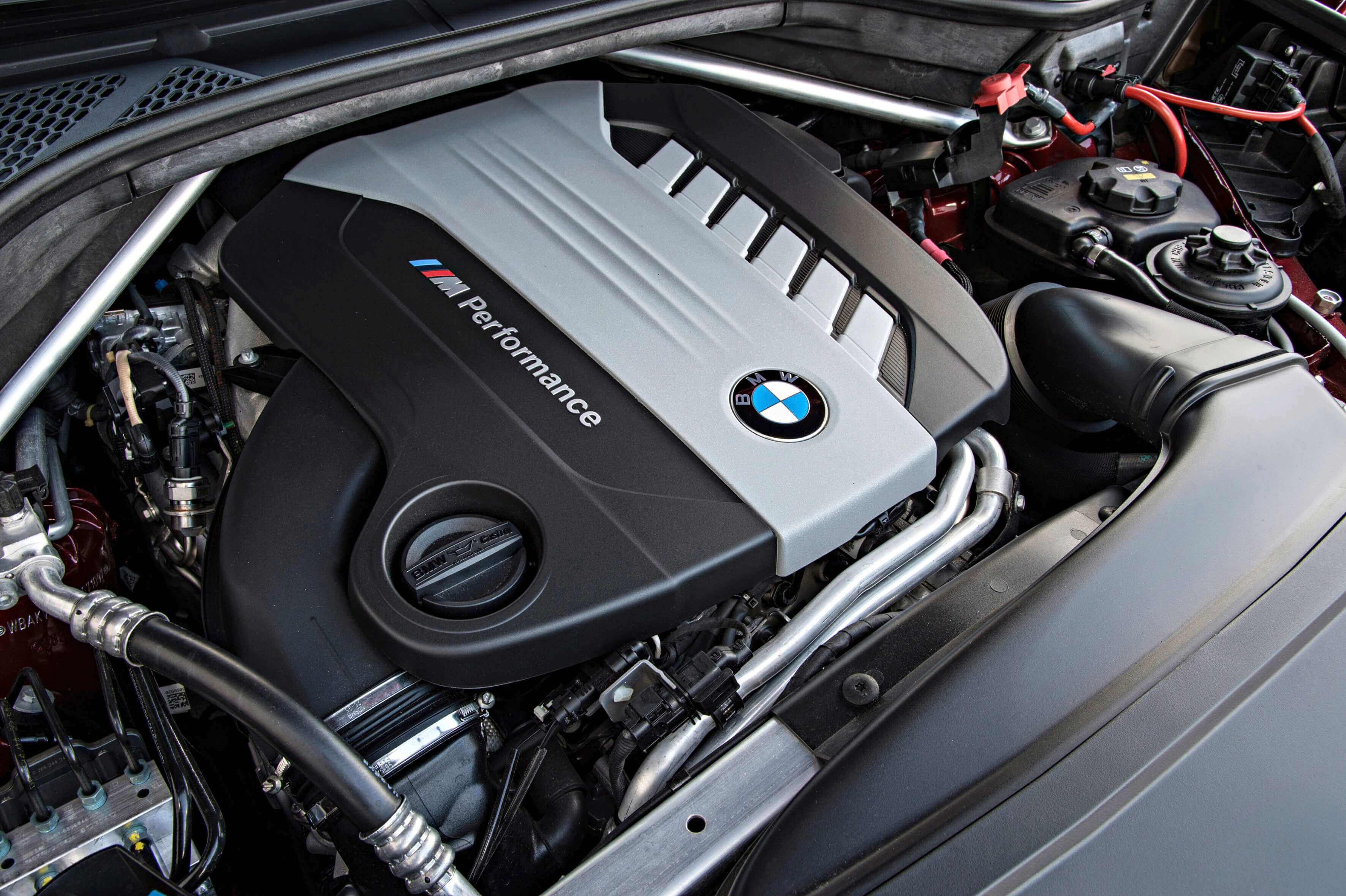 Бмв ф90 двигатель. БМВ х6 мотор 3.0. Двигатель BMW x6m. Мотор BMW 50d. BMW x6 f мотор.