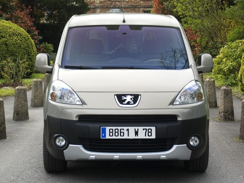 Front view of Peugeot Partner II Generation