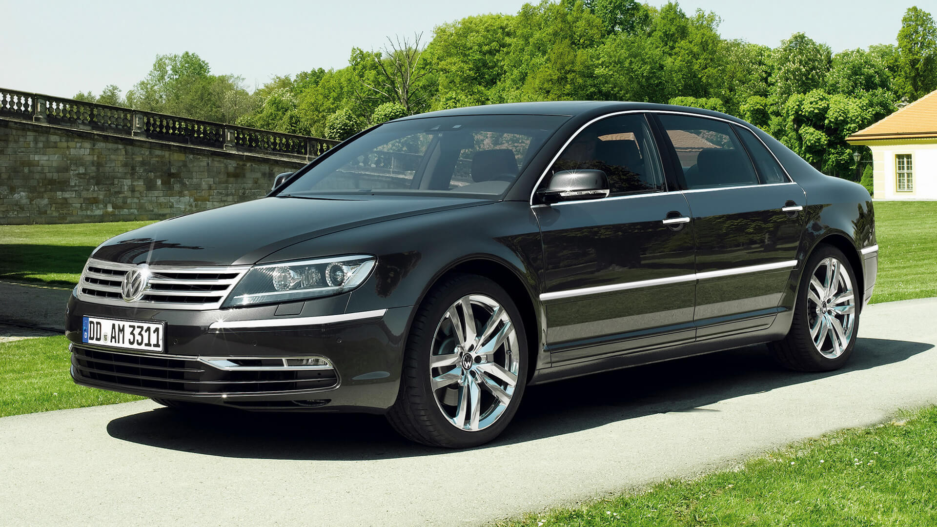 Volkswagen Phaeton — Volkswagen's Luxury Saloon