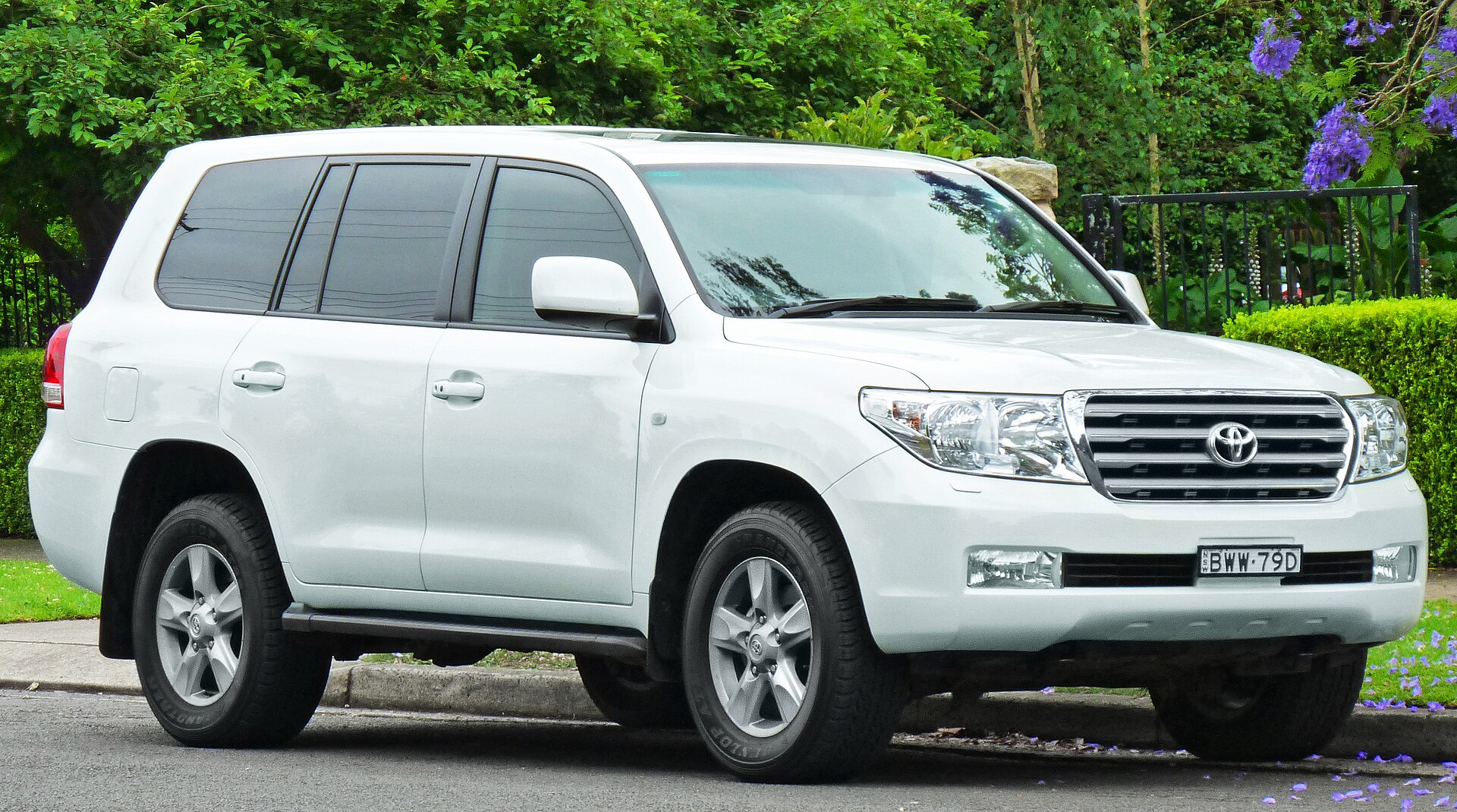 Photo: OSX / Wikimedia Commons, Public domain Land Cruiser J200