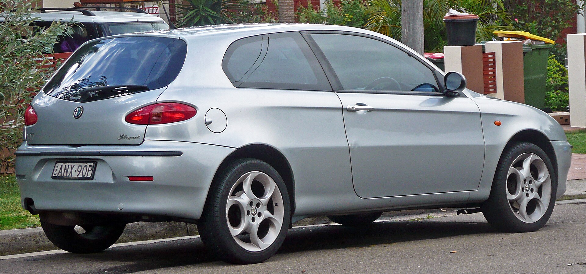 Pre-facelift Alfa Romeo 147 three-door, front three-quarter view