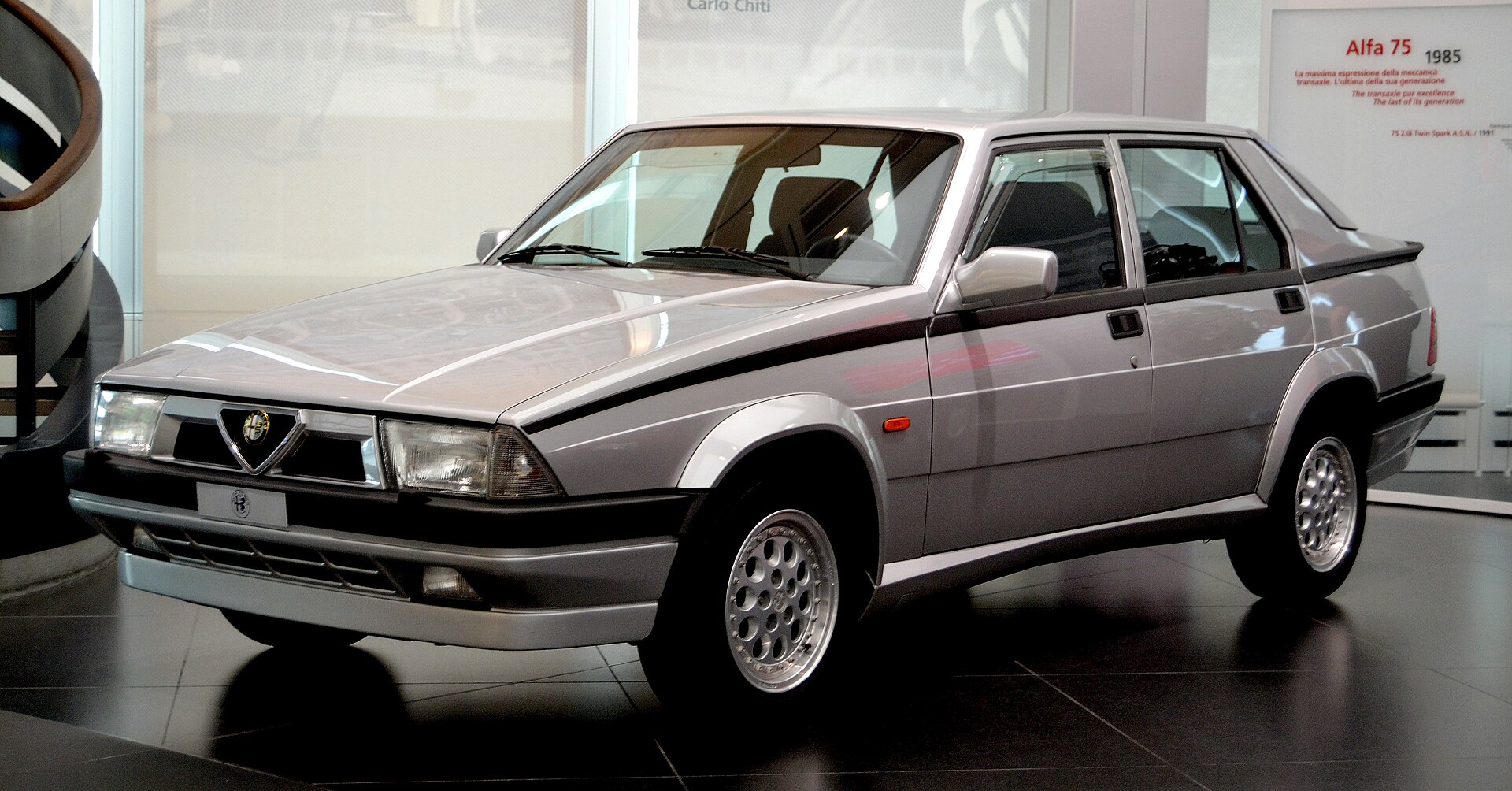 Alfa Romeo 75 Twin Spark saloon