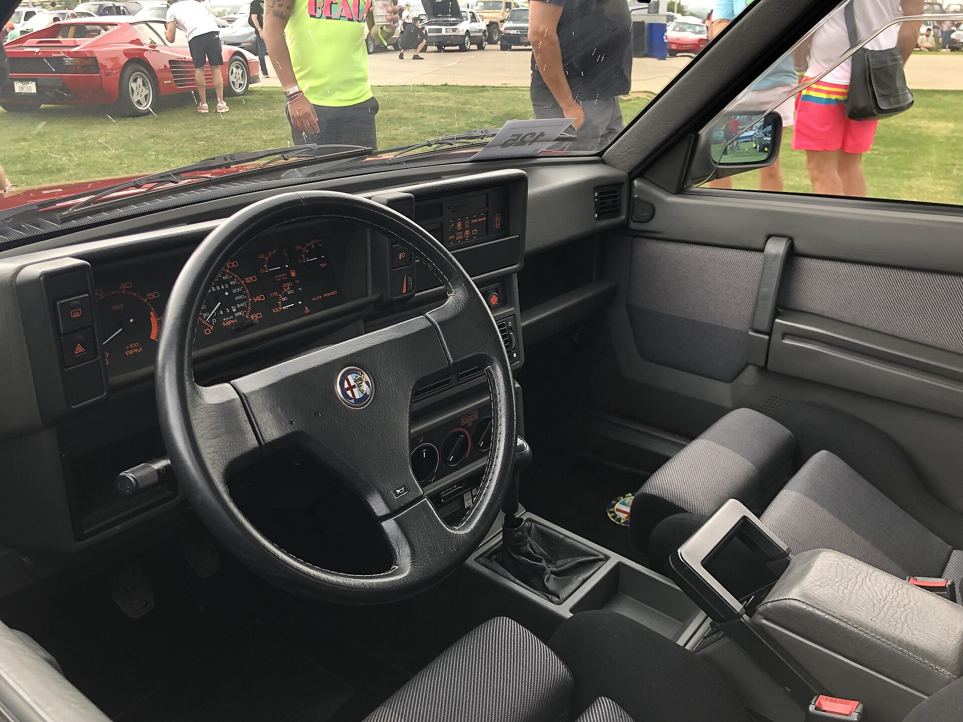Dashboard and front seats of an Alfa Romeo 75 V6