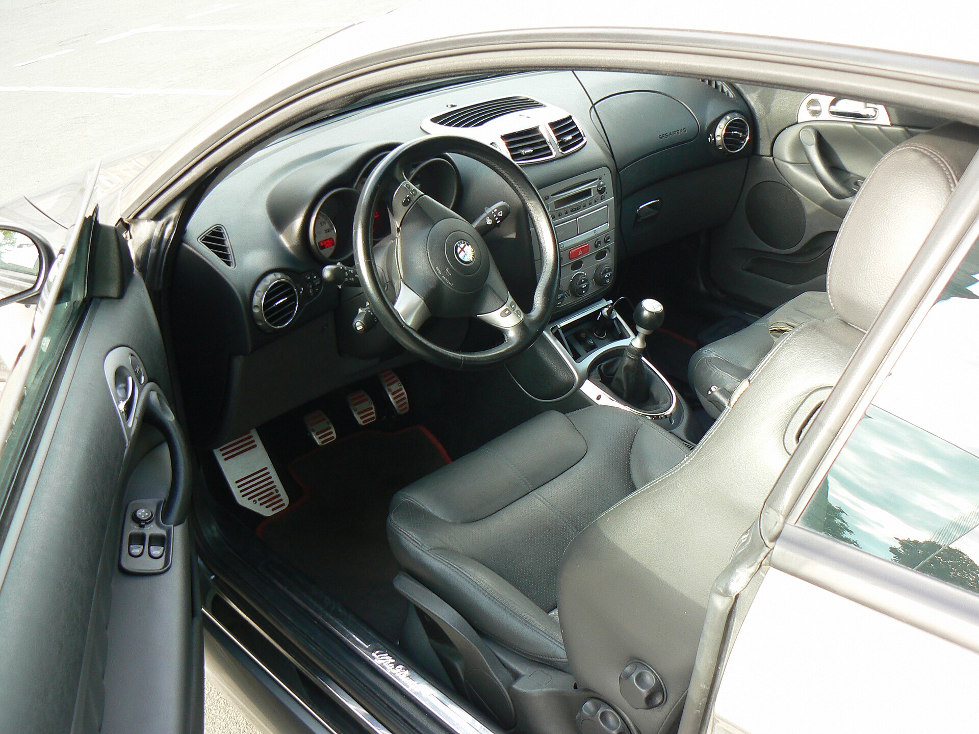 Dashboard and front seats of an Alfa Romeo GT