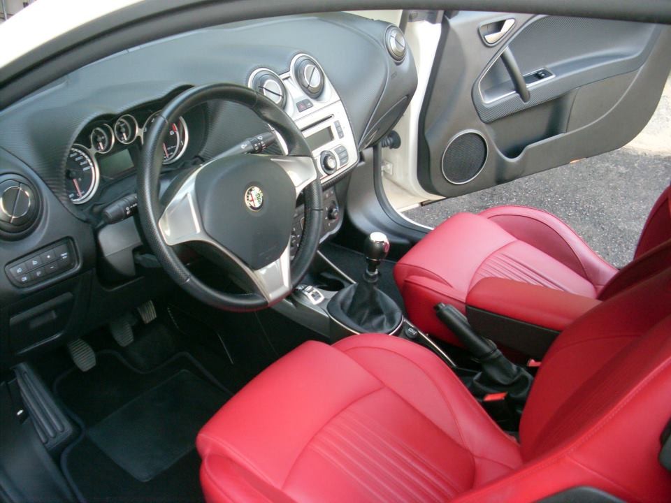 Dashboard and front seats of the Alfa Romeo MiTo