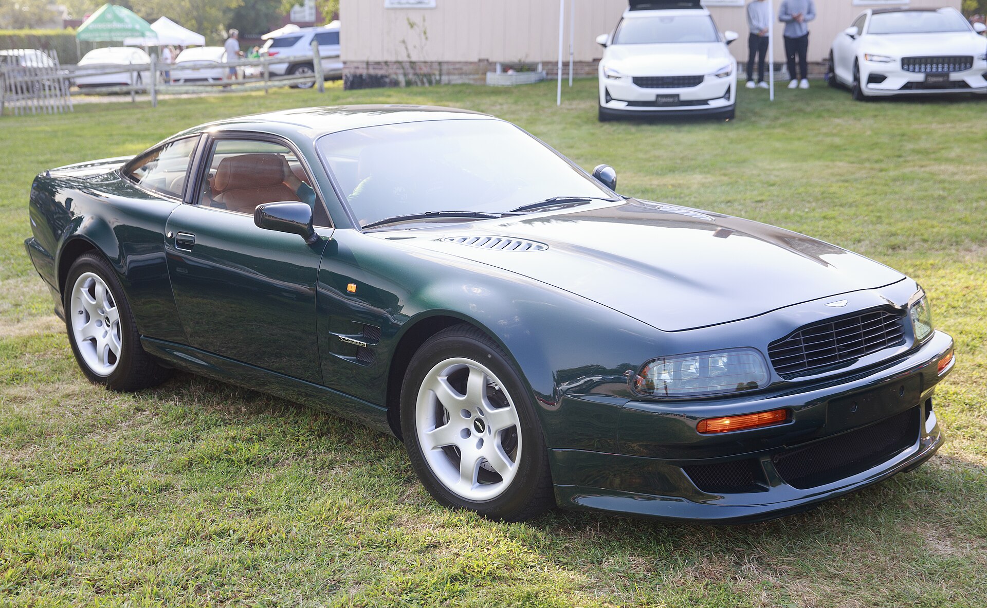 Green Aston Martin Vantage V550