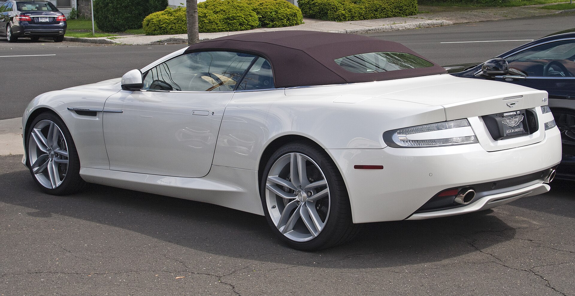 Aston Martin Virage Volante, rear view