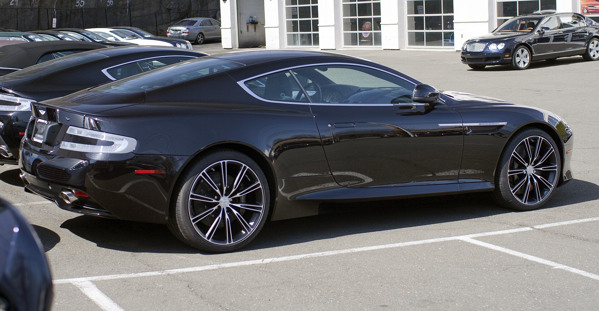 Black Aston Martin Virage coupé