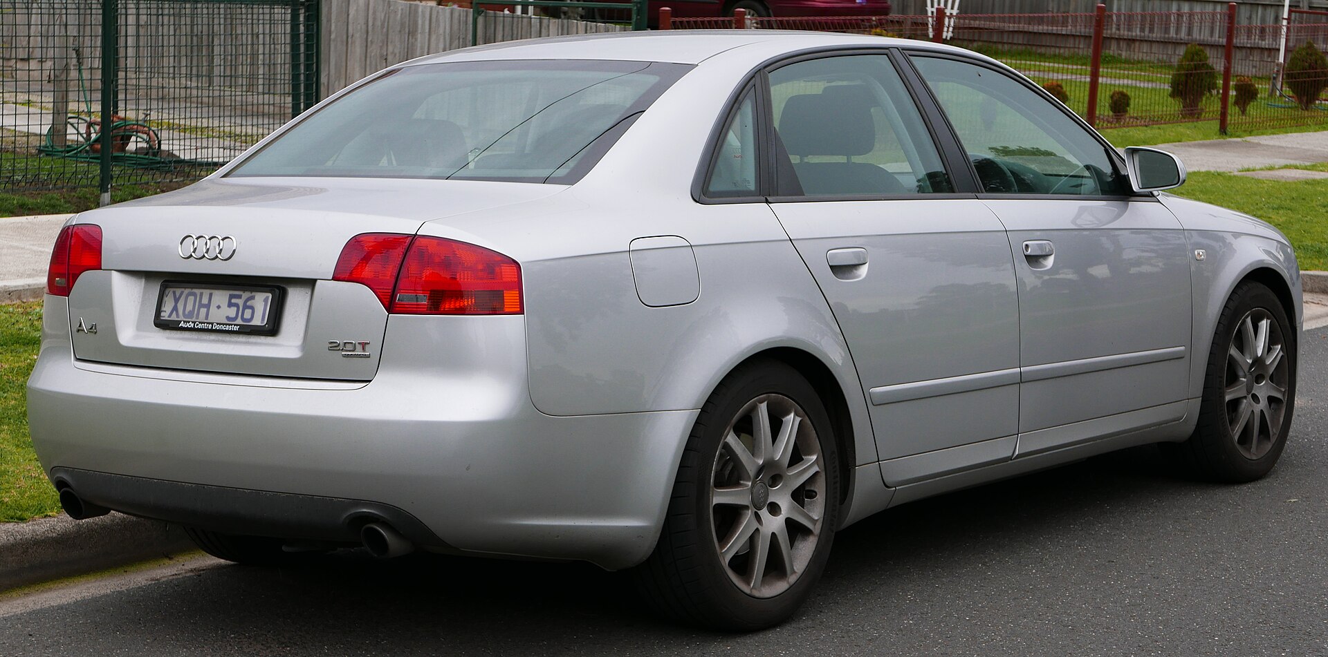 Audi A4 B7 2.0 TFSI quattro saloon, front three-quarter view