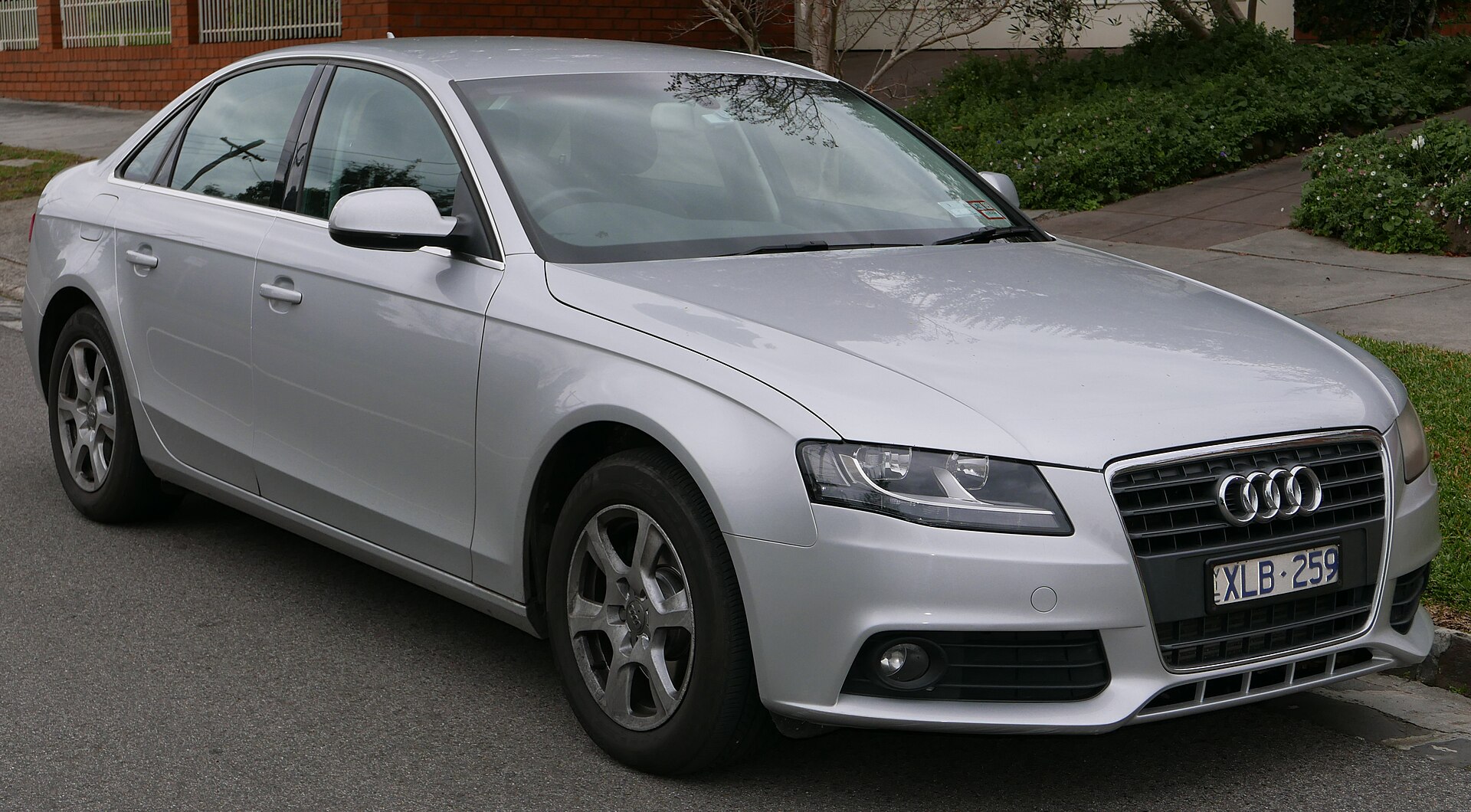 Audi A4 B8 2.0 TDI saloon, front three-quarter view