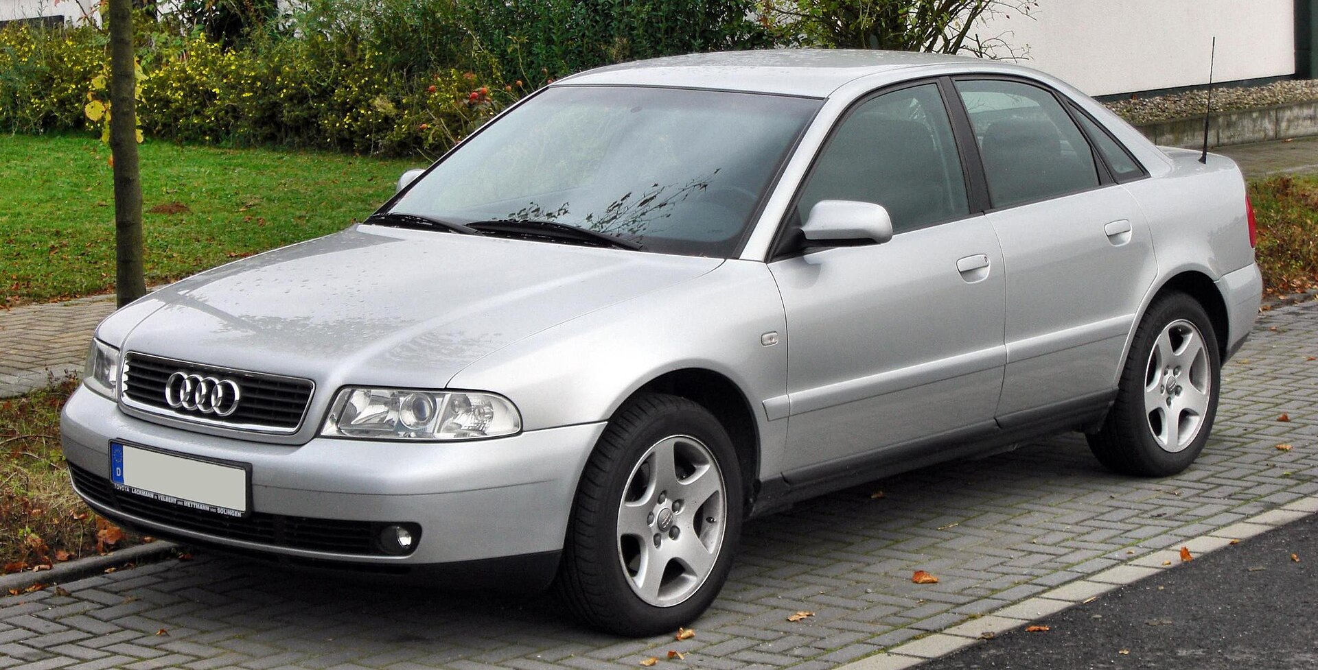 Audi A4 B5 facelift saloon, front three-quarter view
