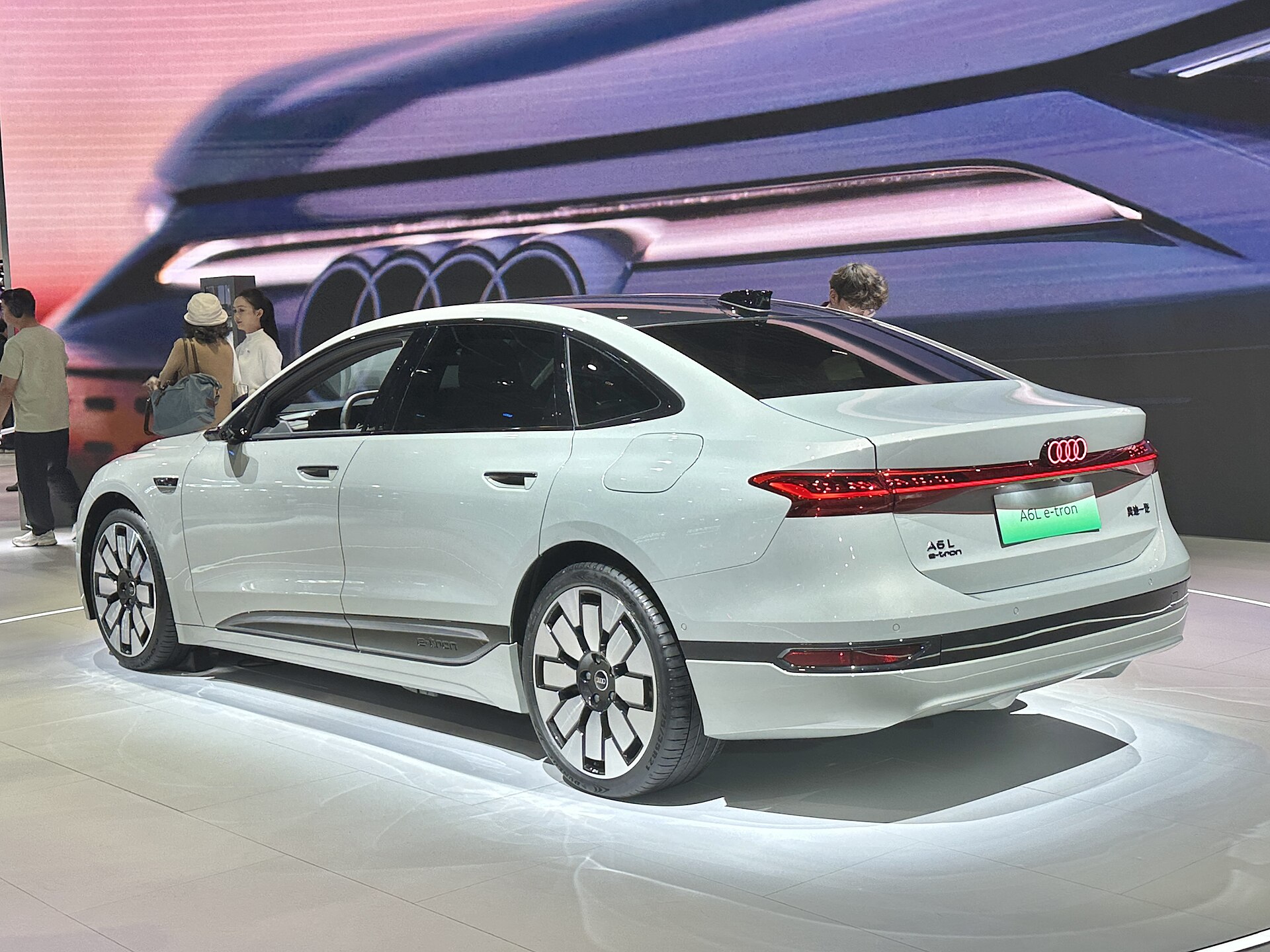 Audi A6L e-tron, side view