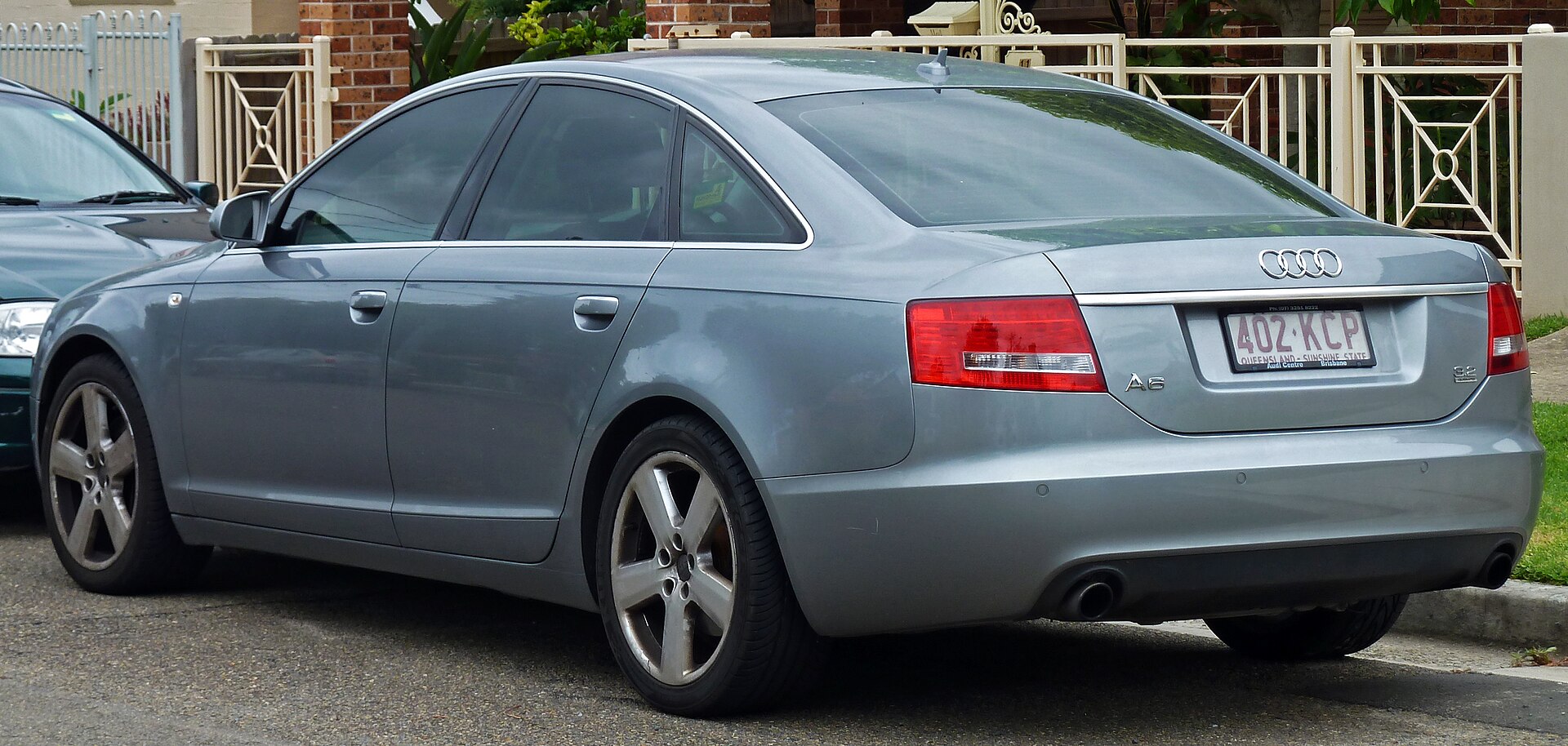 Audi A6 C6 3.2 FSI quattro saloon, front three-quarter view