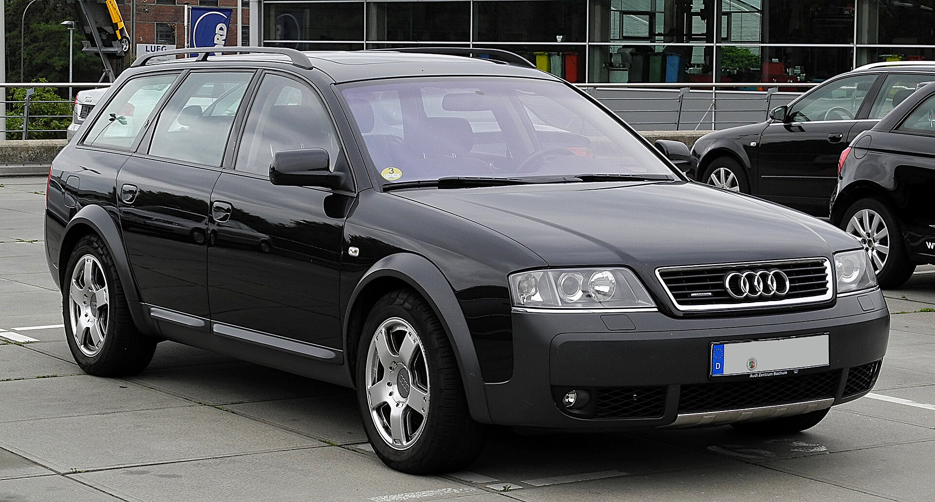 Audi allroad quattro C5, front three-quarter view
