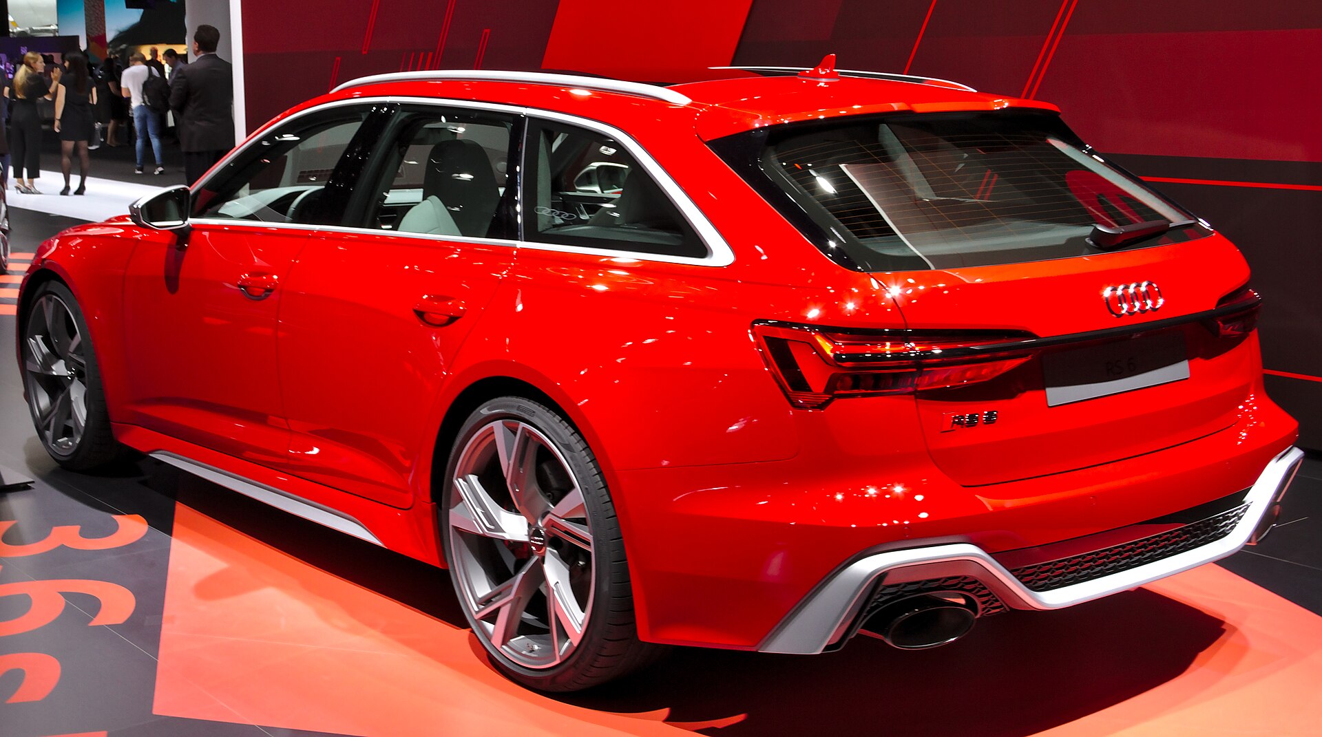 Audi RS6 Avant C8, front three-quarter view