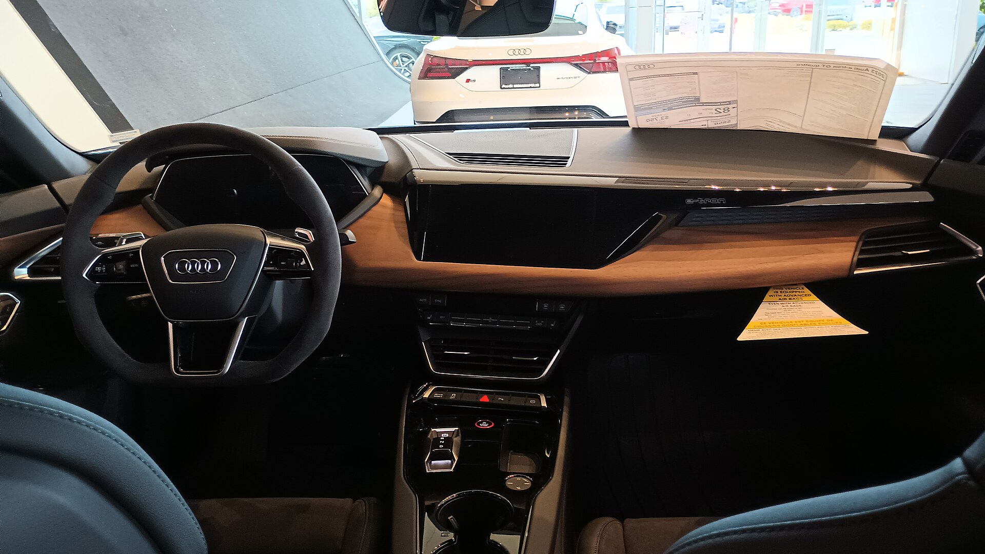 Dashboard and front seats of an Audi e-tron GT