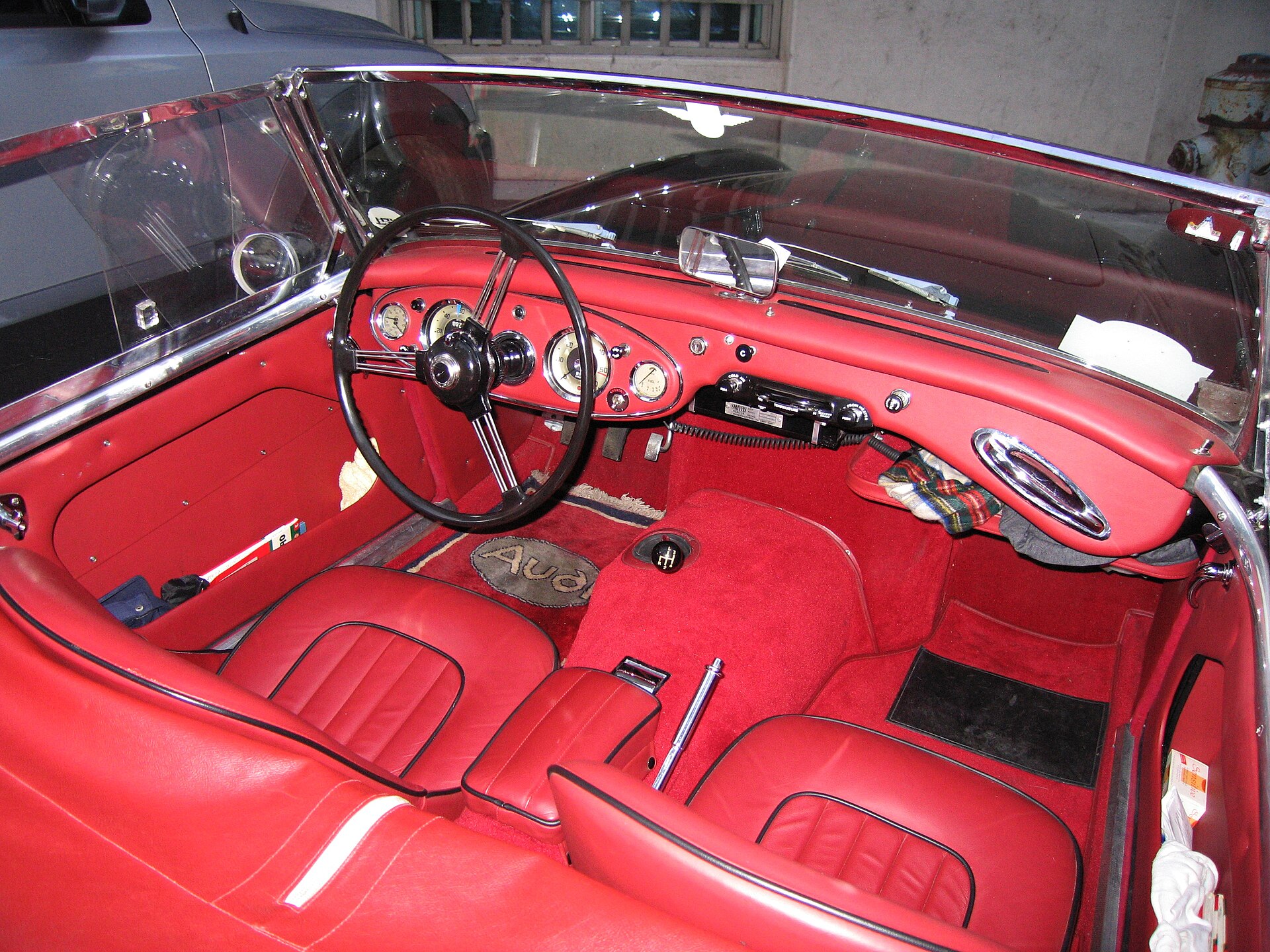 Dashboard and steering wheel of an Austin-Healey 3000