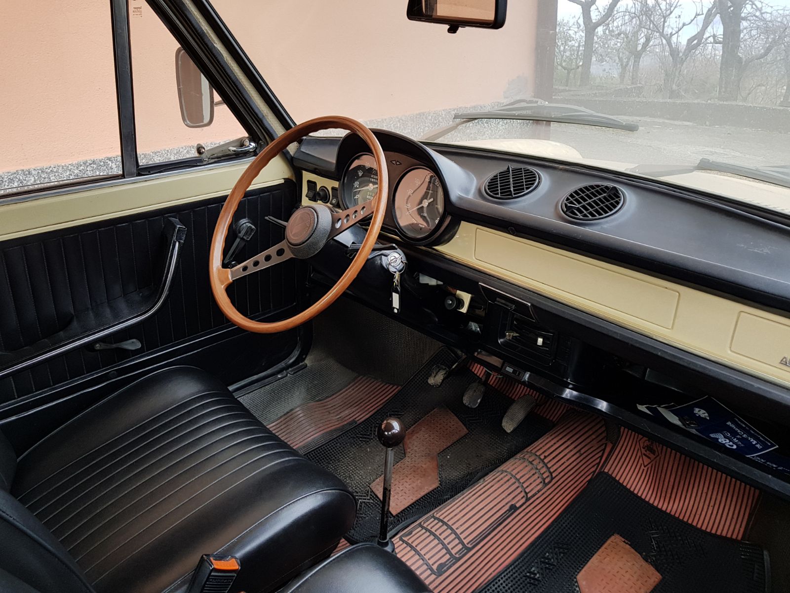 Dashboard and front seats of an Autobianchi A112