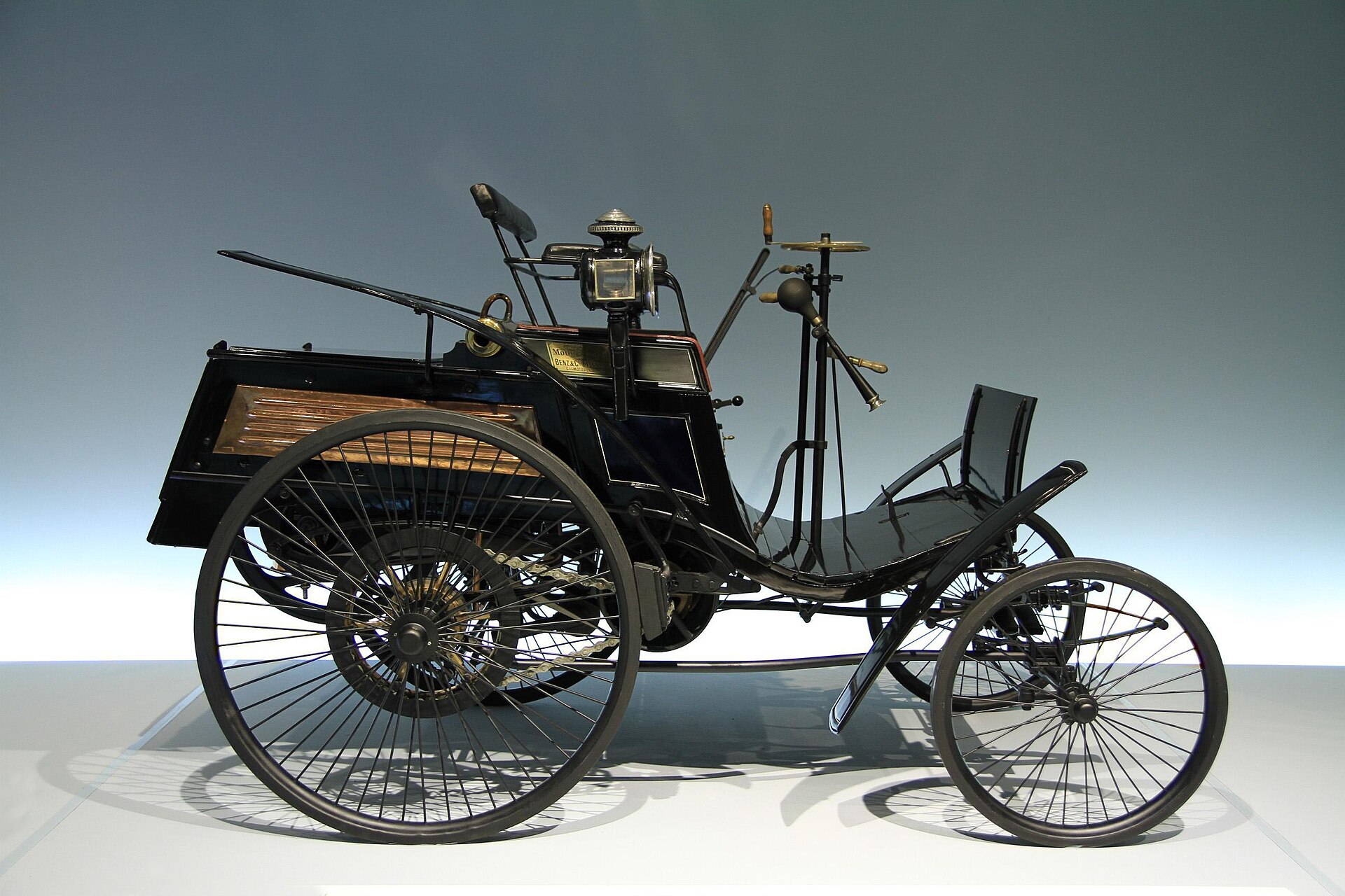 Rear-mounted single-cylinder engine of an 1894 Benz Velo