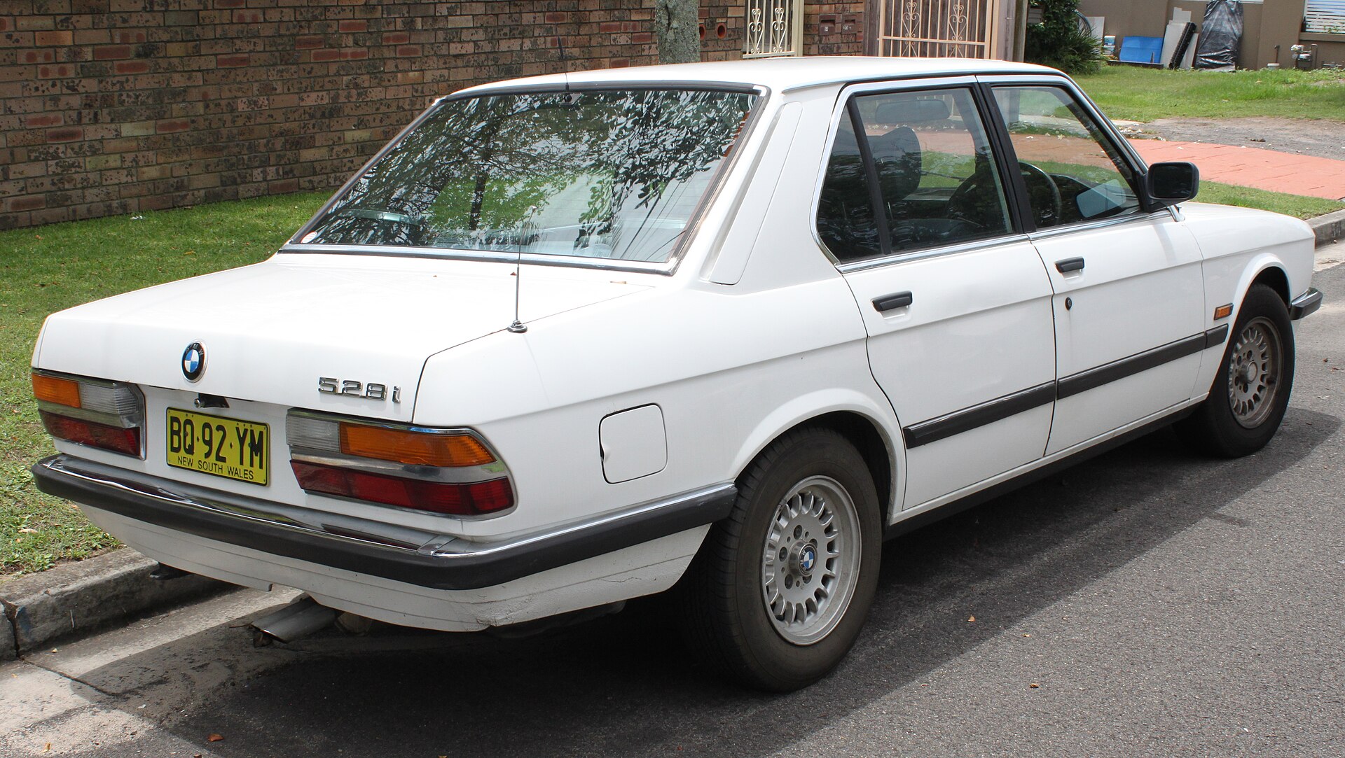 BMW 528i E28 saloon, side view
