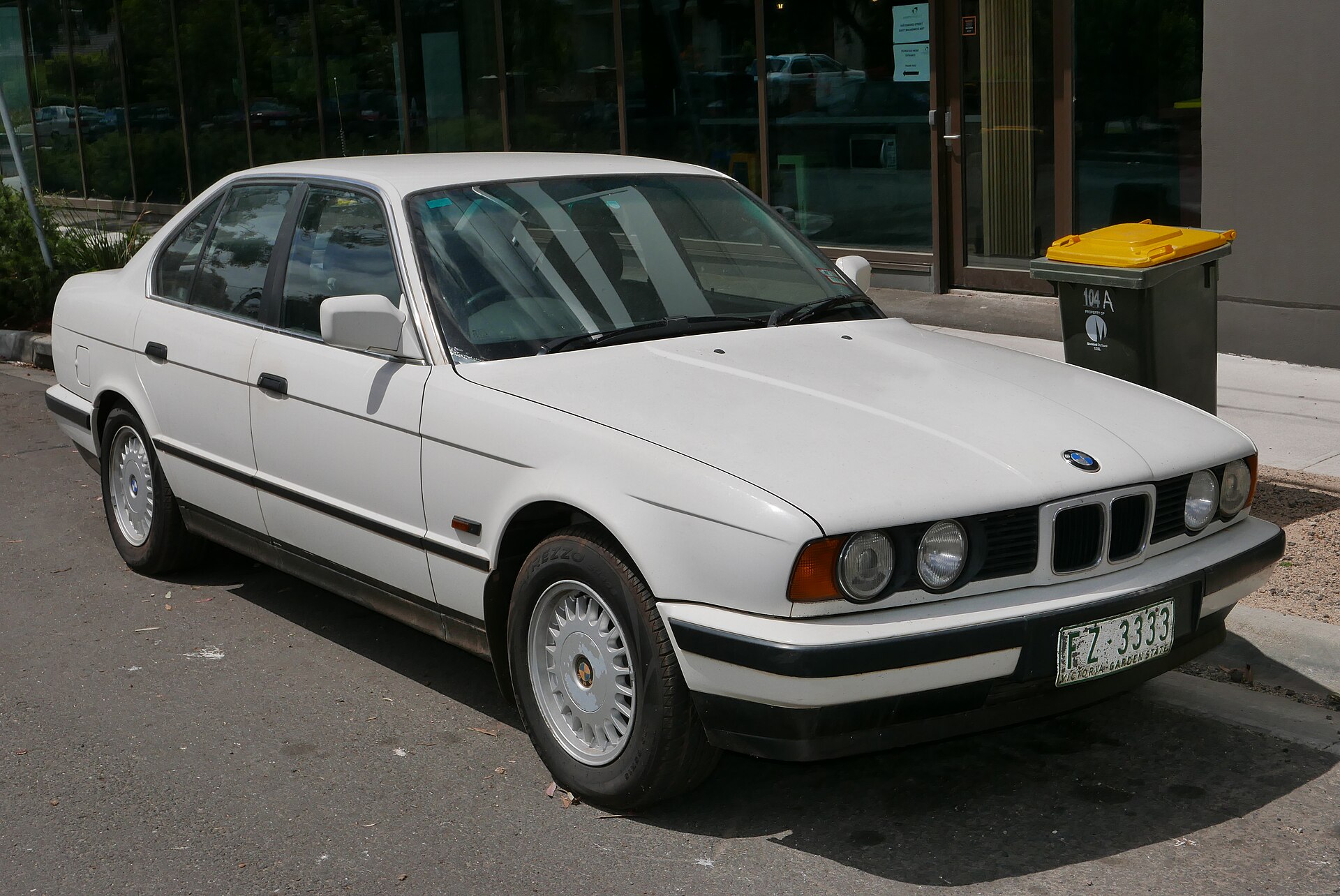 BMW 525i E34 saloon, front three-quarter view