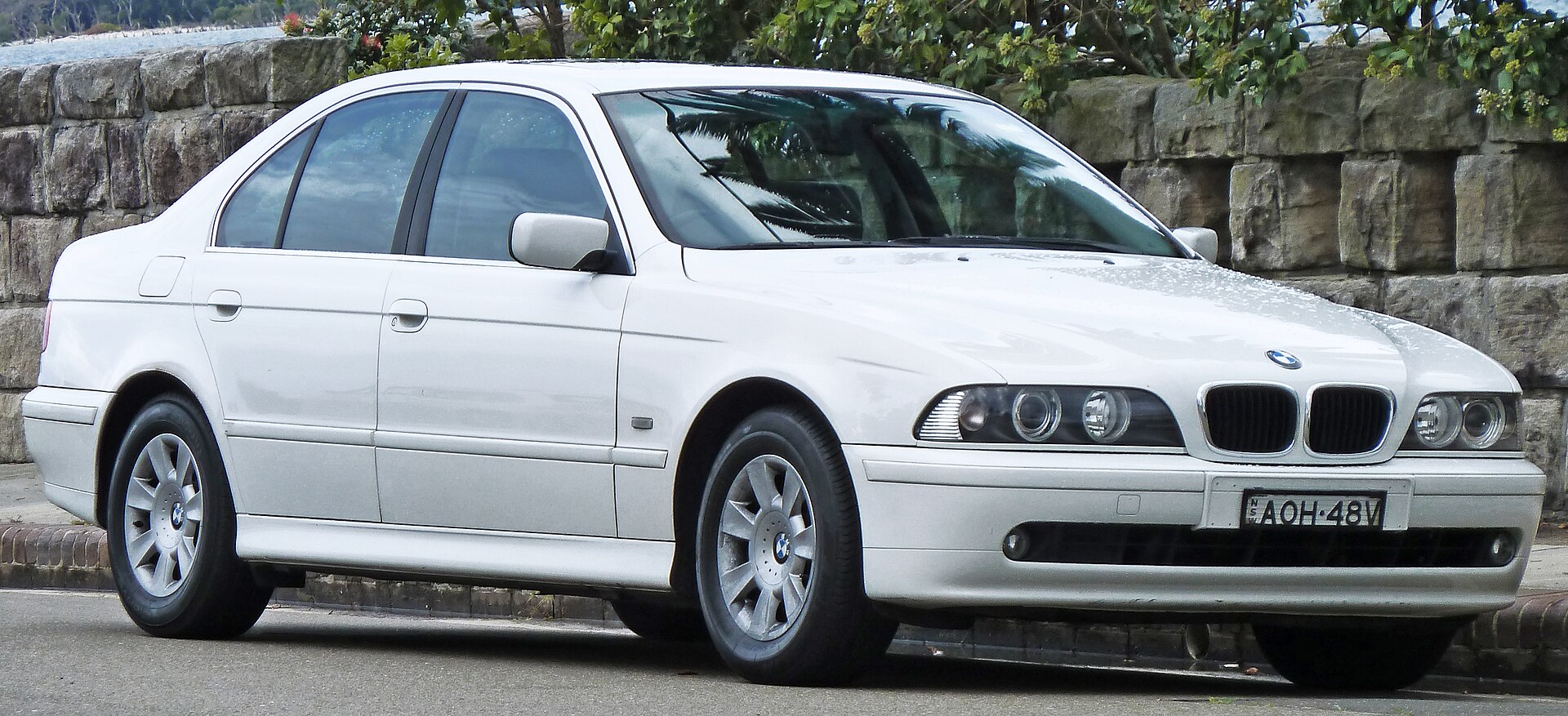 BMW 525i E39 saloon, front three-quarter view