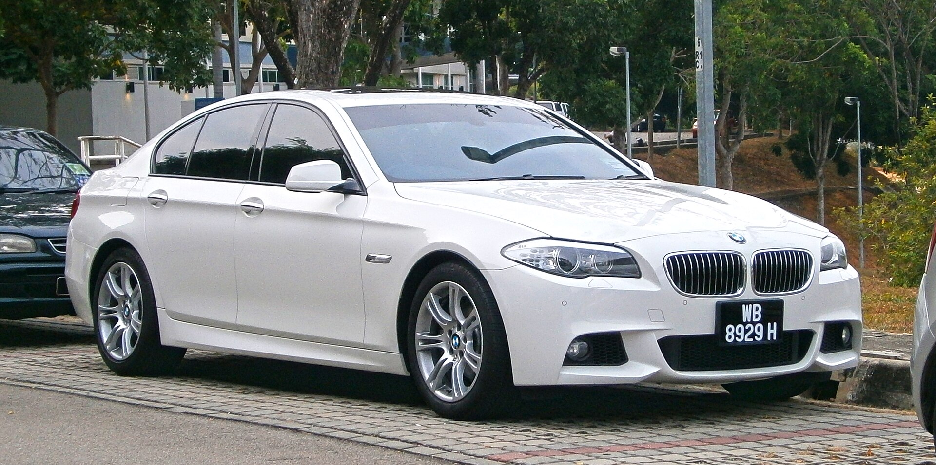 BMW 528i F10 M Sport saloon, front three-quarter view
