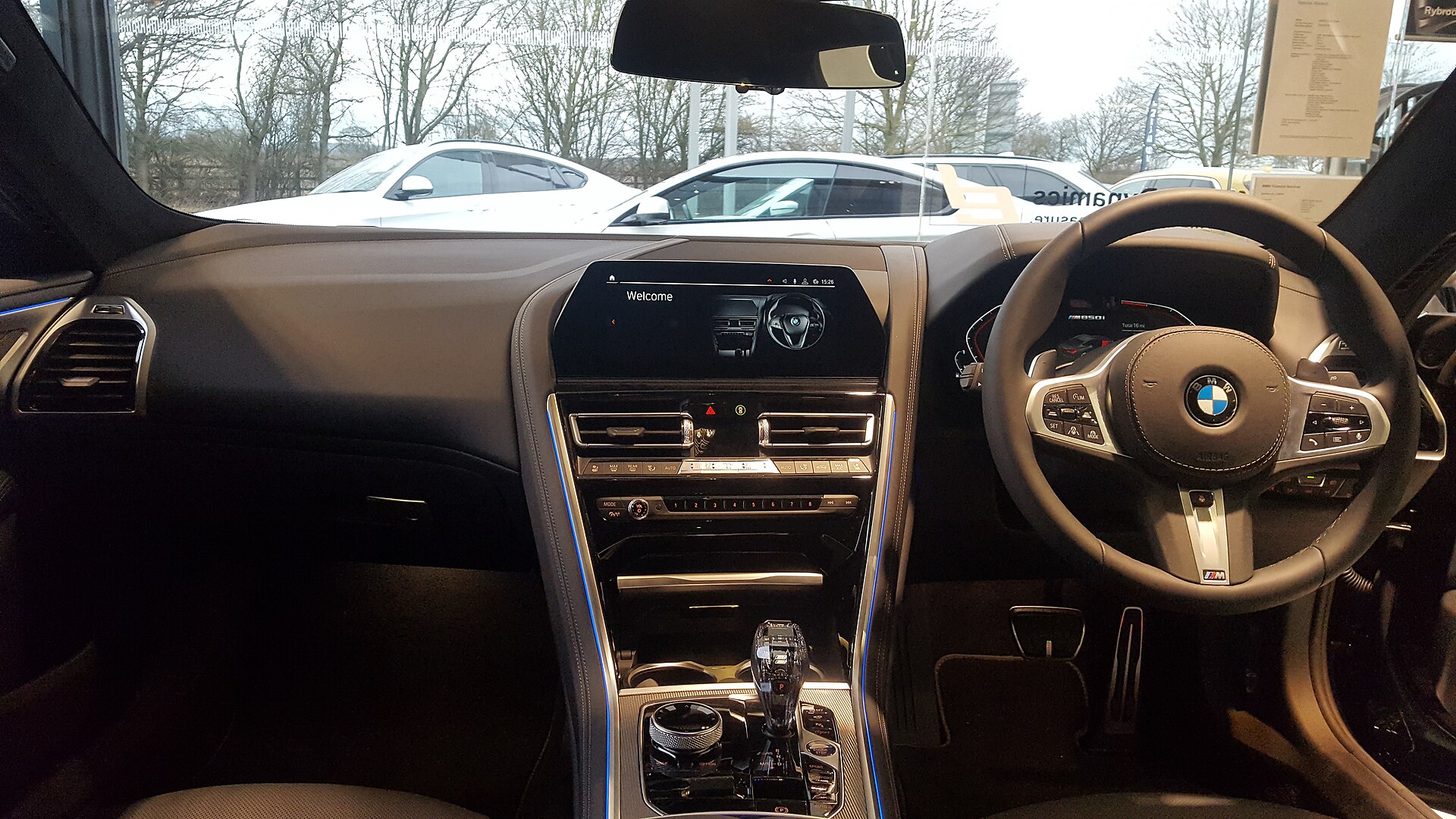 Dashboard and front seats of the BMW 8 Series G15