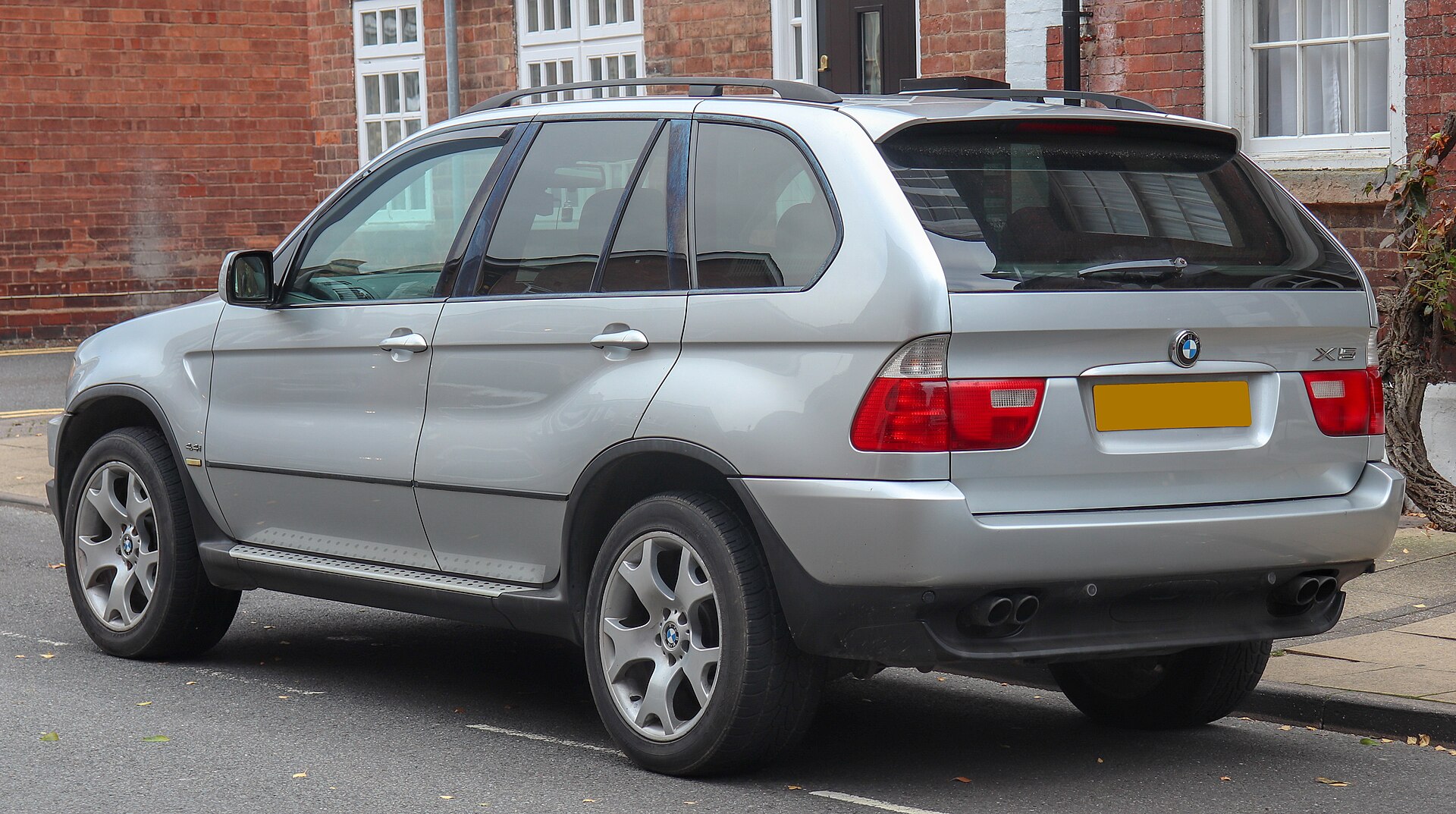 BMW X5 E53, rear three-quarter view