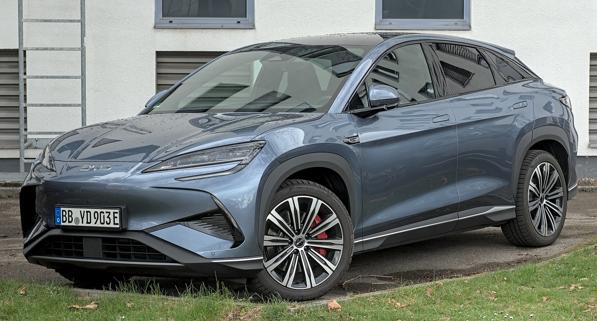 BYD Sealion 07 EV SUV-coupé, side and front view