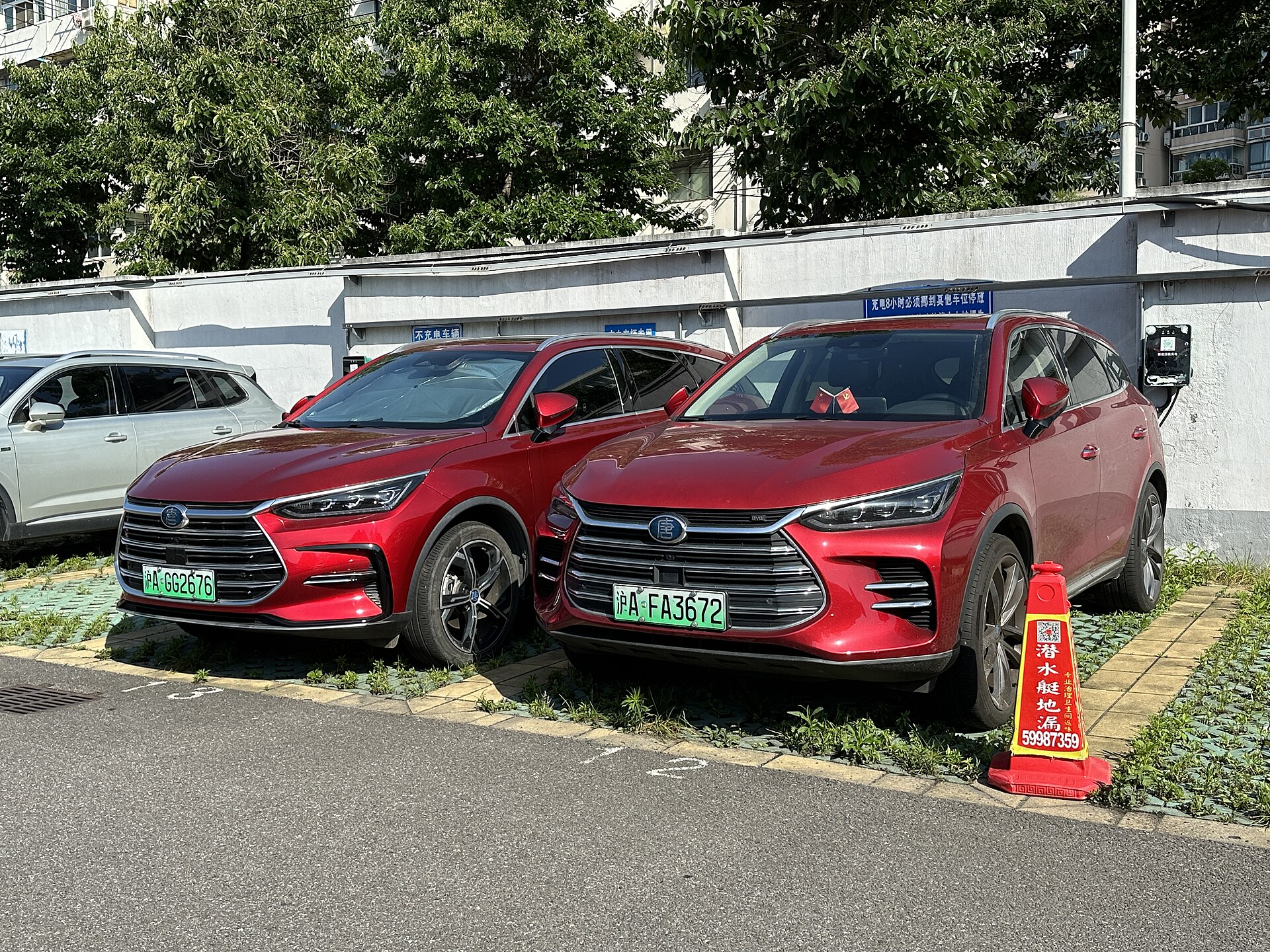 Two versions of the second-generation BYD Tang side by side