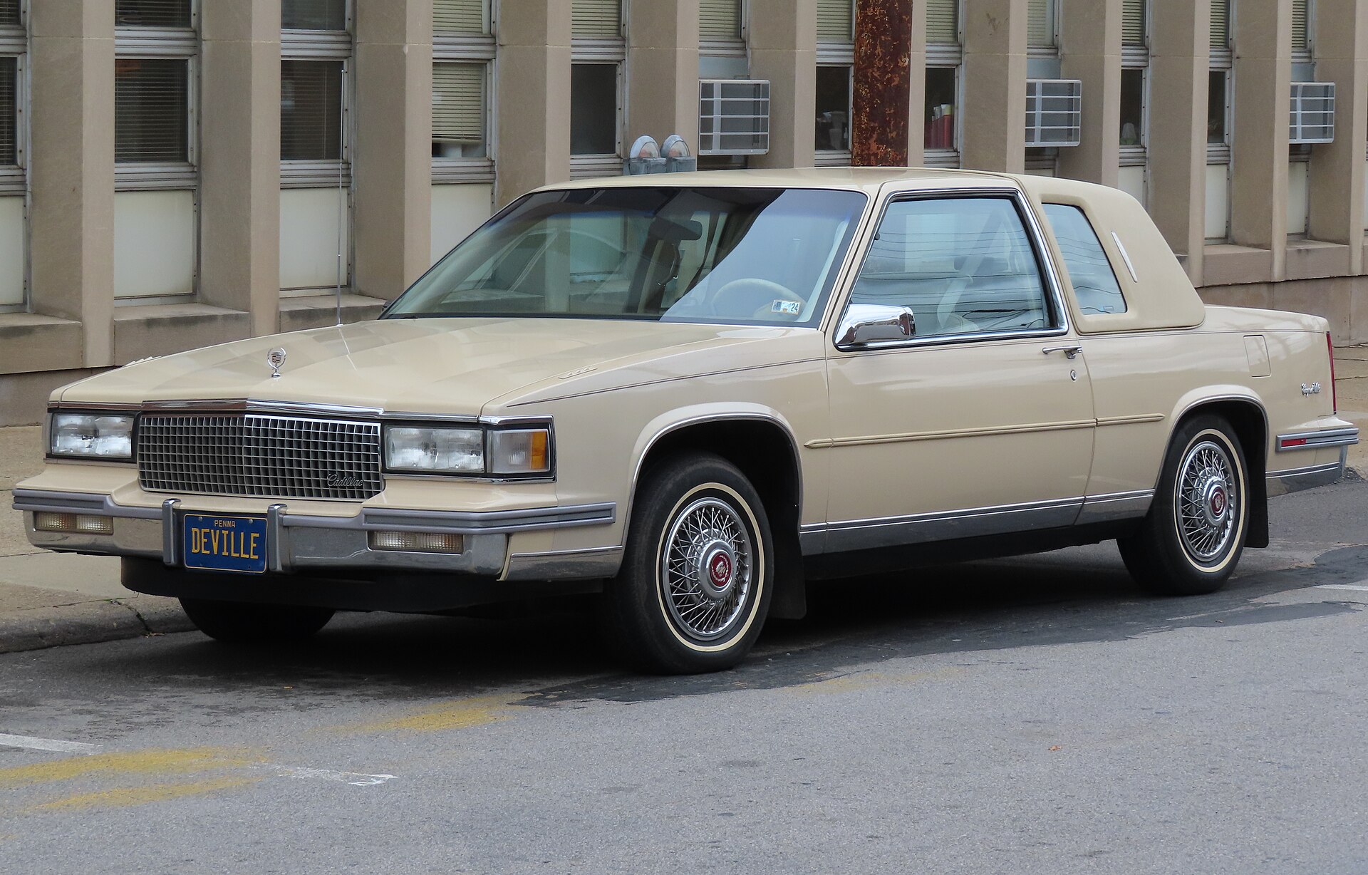 1988 Cadillac Coupe de Ville, front left view