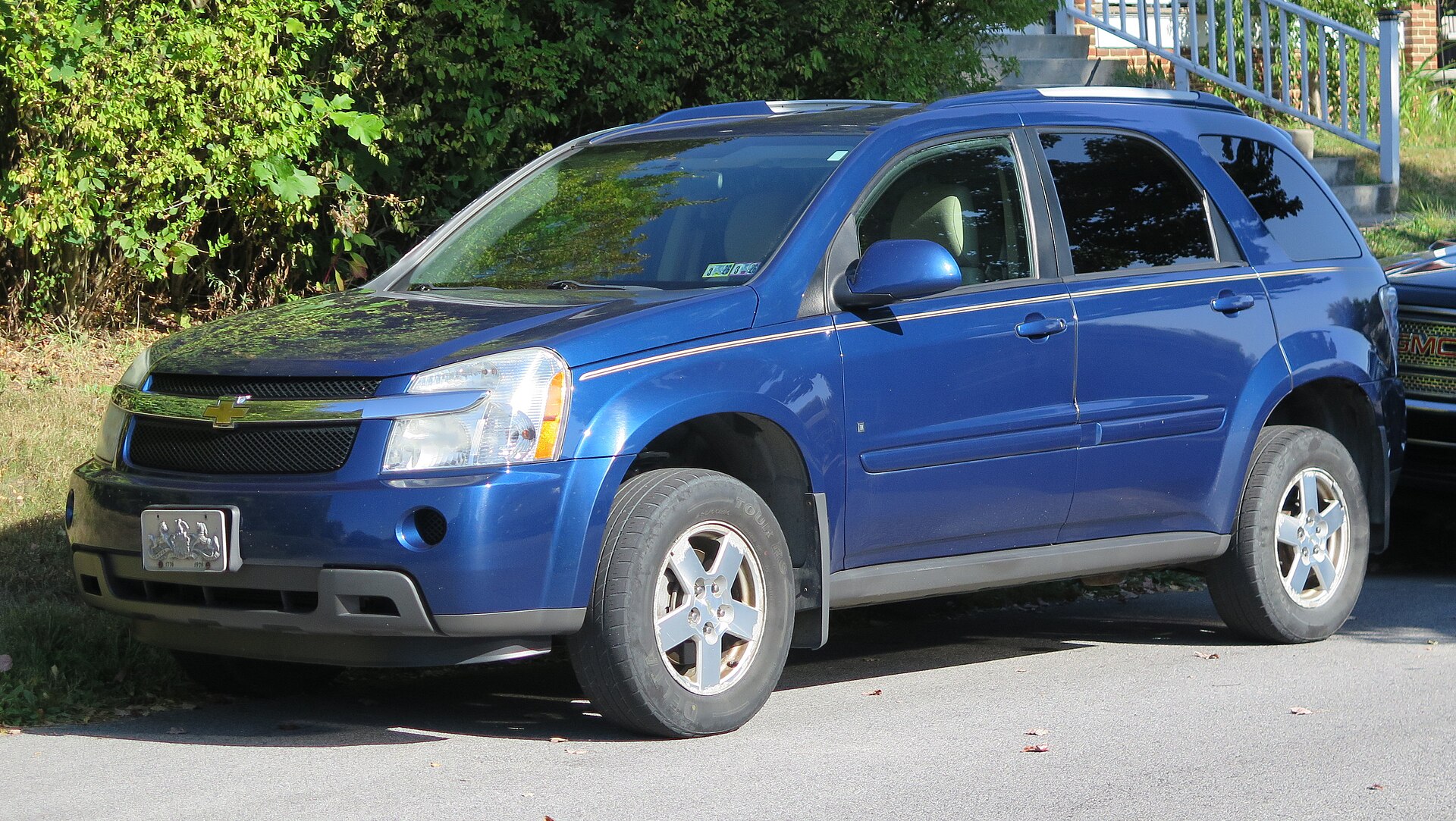 First-generation Chevrolet Equinox in dark blue