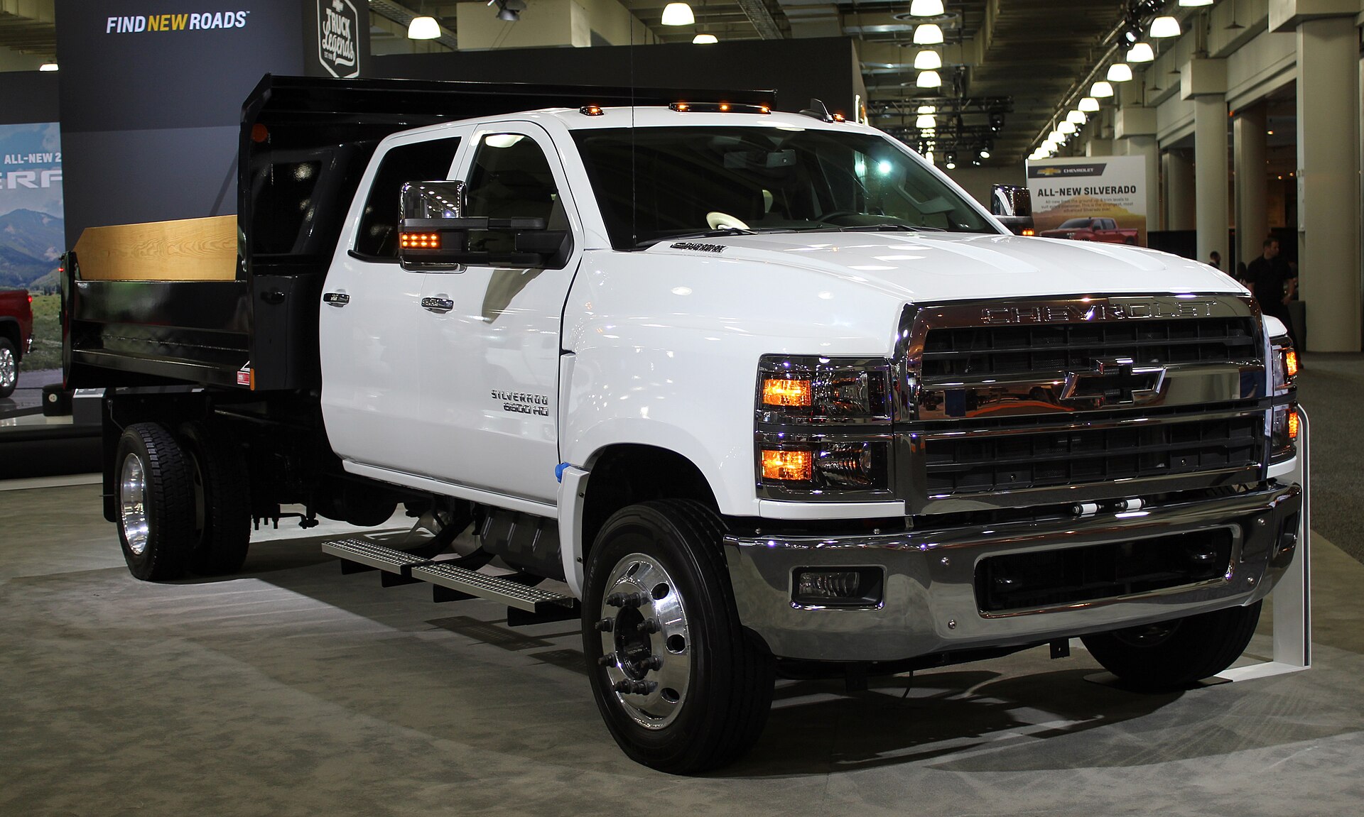 Chevrolet Silverado 6500HD medium-duty chassis cab