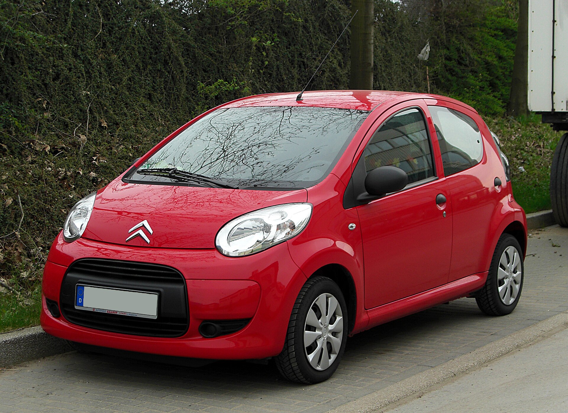 Facelifted first-generation Citroën C1, front view