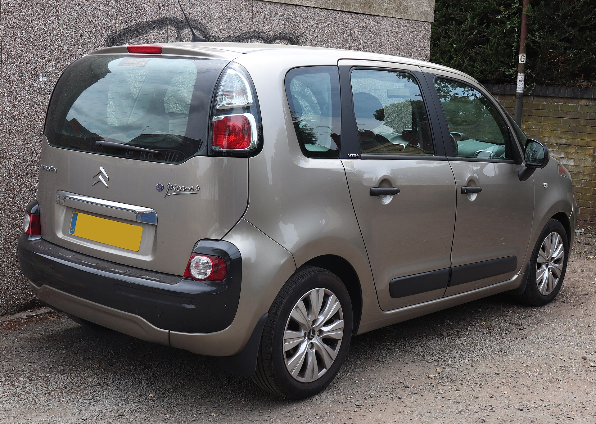 Citroën C3 Picasso, rear three-quarter view