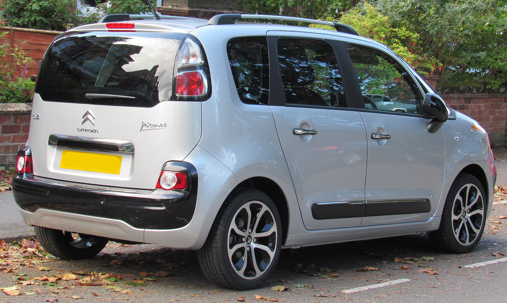 Late Citroën C3 Picasso, rear view